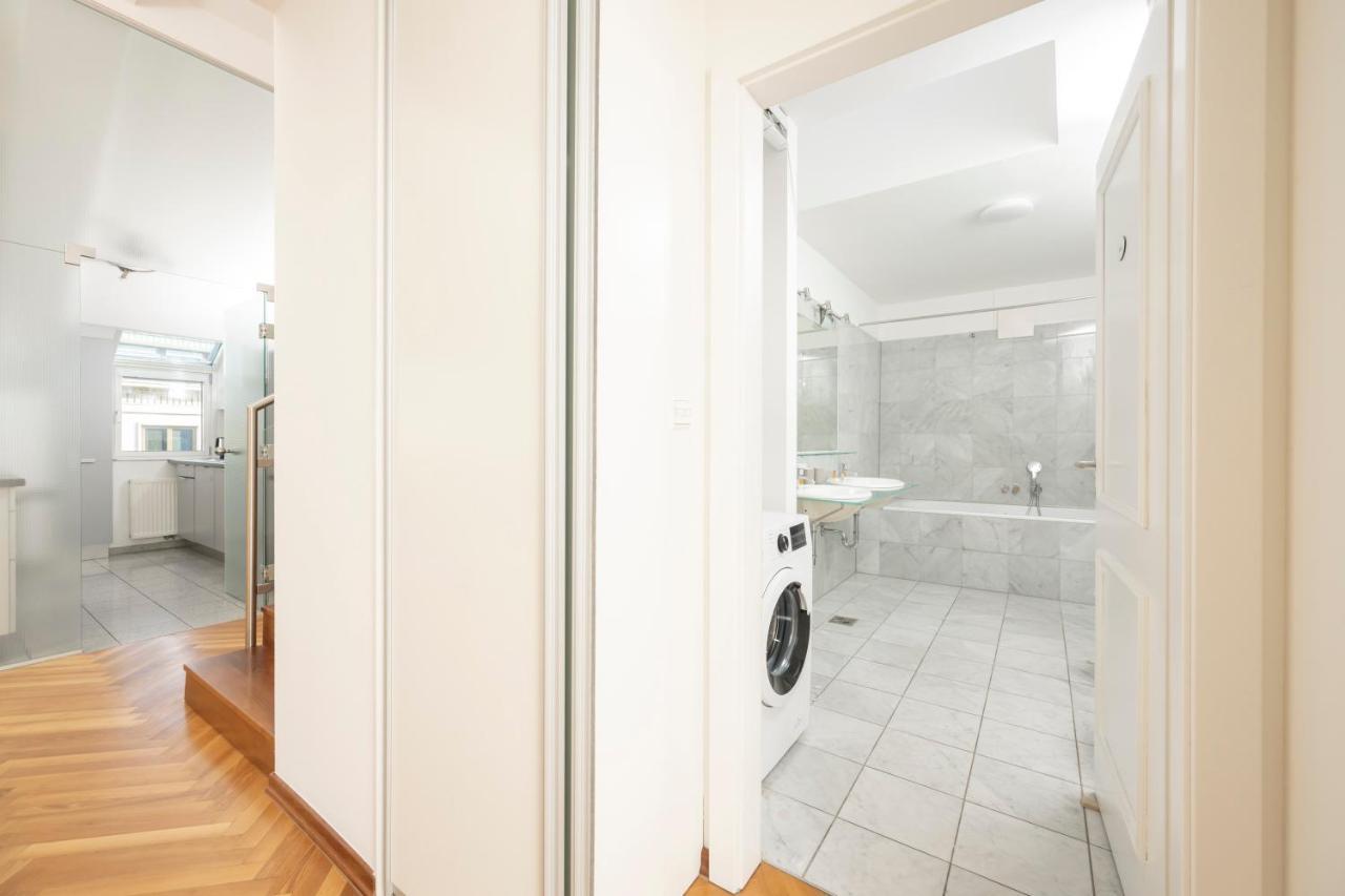 Penthouse Staatsoper Apartment Wina Bagian luar foto